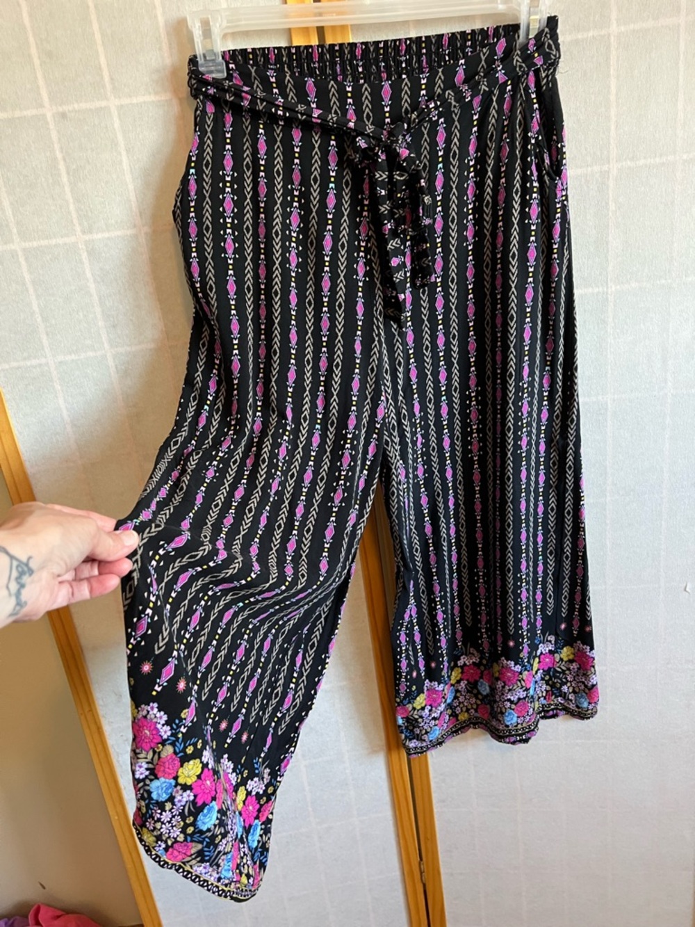 Yado Boho Wide Leg Pants Black Floral Border Tie Waist Size M - Picture 2 of 9